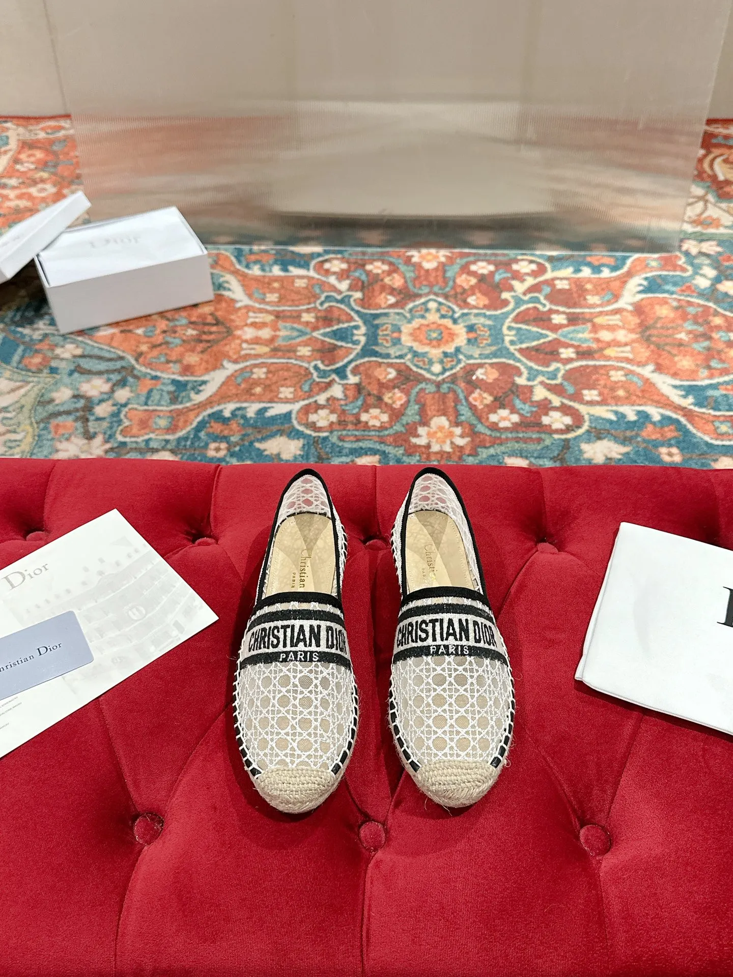 👟👟Ex-factory price 440👟👟 Dior DIOR's new popular early spring fisherman shoes 🆕 Simple, elegant and fashionable, timeless and timeless, it is a classic that will never fade away in the fashion circle, retro fisherman shoes. Original hand-woven surface, electric embroidery technology! Specific cloth surface and rubber outsole. Code number: 35-39 (40.41 customized, non-refundable)